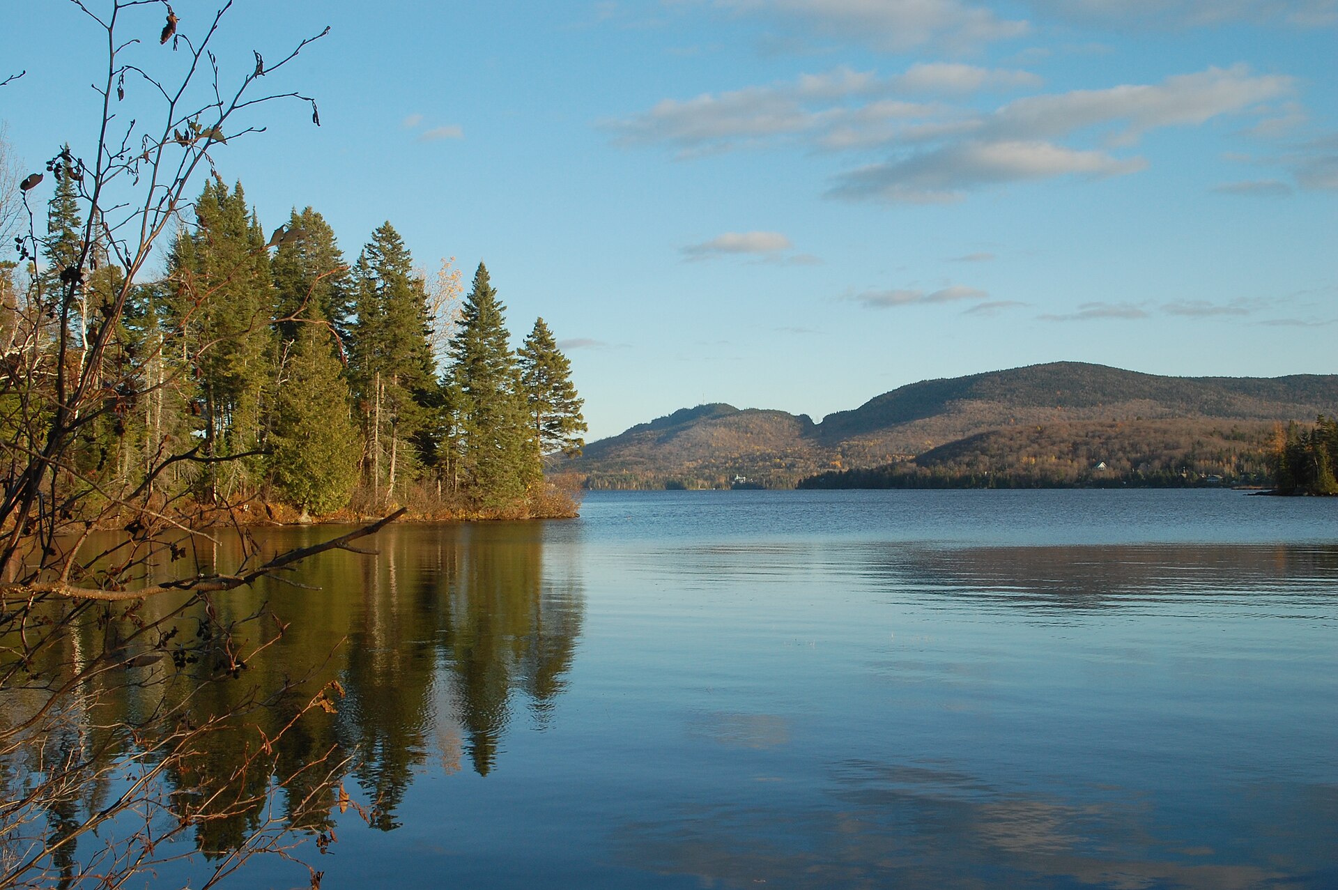 Vue sur le lac Archambault entouré de forêt — Saint-Donat